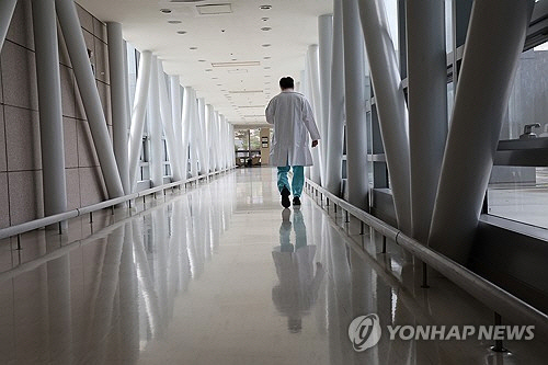 의정갈등이 이어지고 있는 30일 오전 서울 시내 한 대학병원에서 의료 관계자가 이동하고 있다.  [연합뉴스]